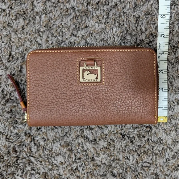 NWT Dooney & Bourke Tan Leather Zip Wallet - Picture 5 of 9